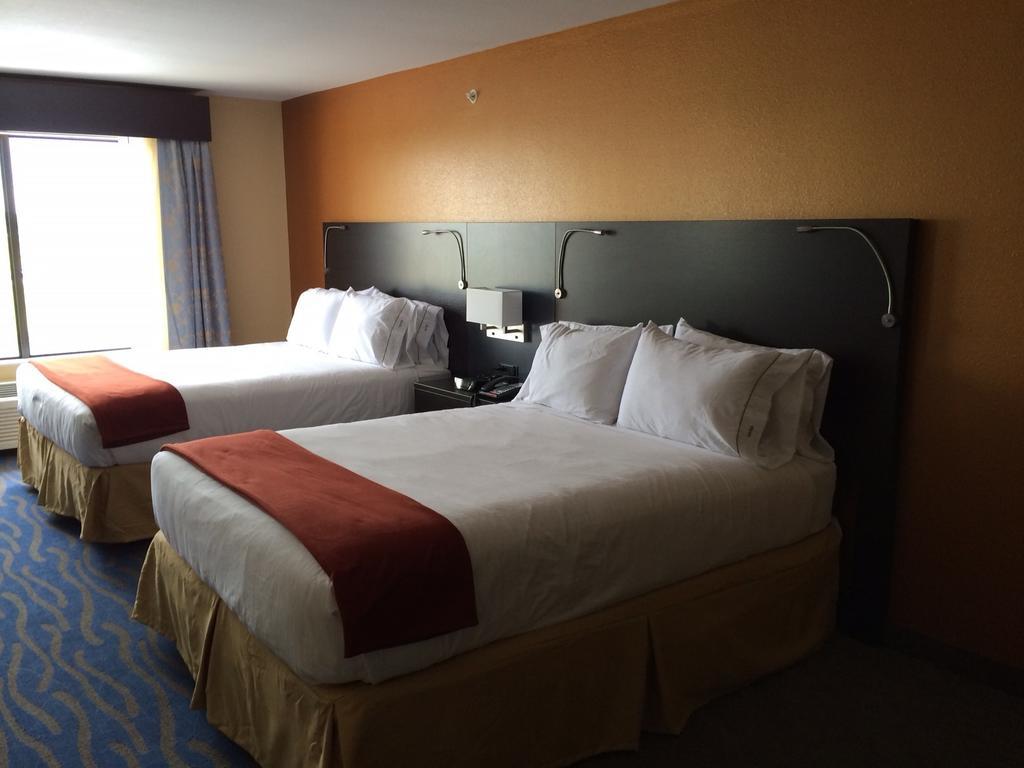 Holiday Inn Express & Suites St Louis Airport By Ihg Woodson Terrace Habitación foto